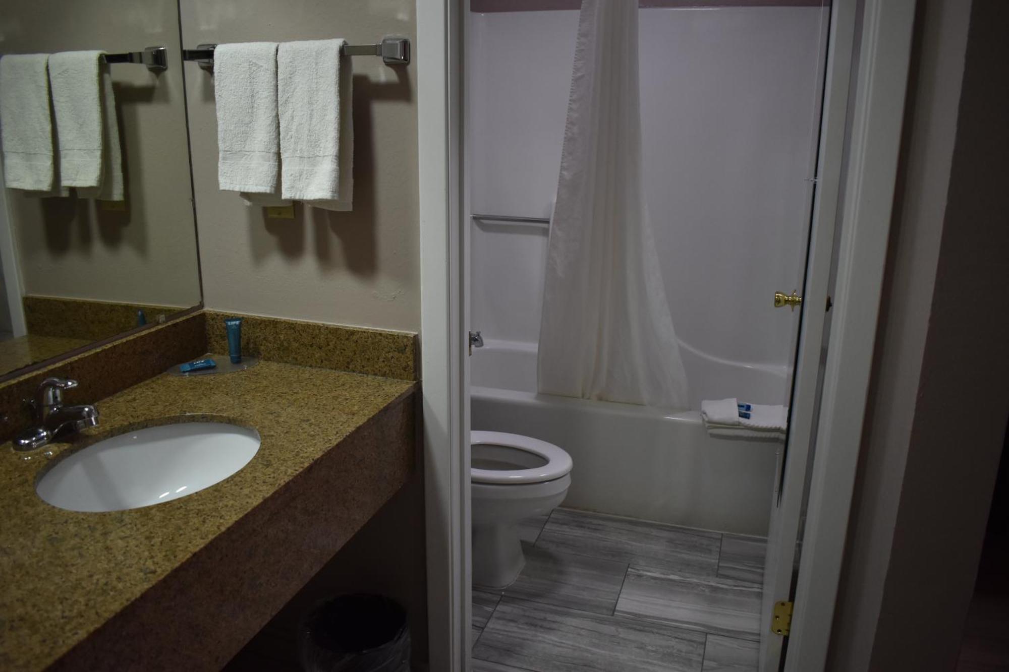 The Heritage Inn, Inc Huntingdon エクステリア 写真